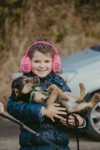 Djevojčica volonterka s psom [ 65.97 Kb ]