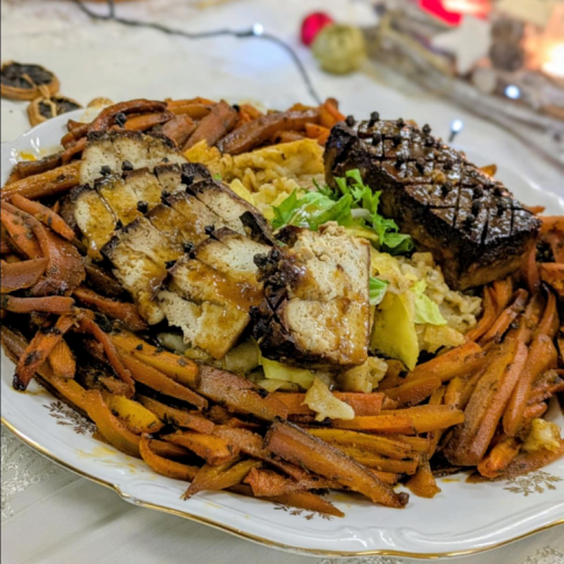 Blagdanski stol s veganskim jelima [ 1.00 Mb ]