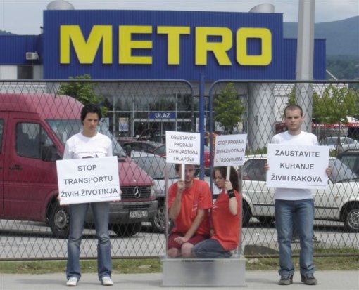 Demo in front of Metro 1