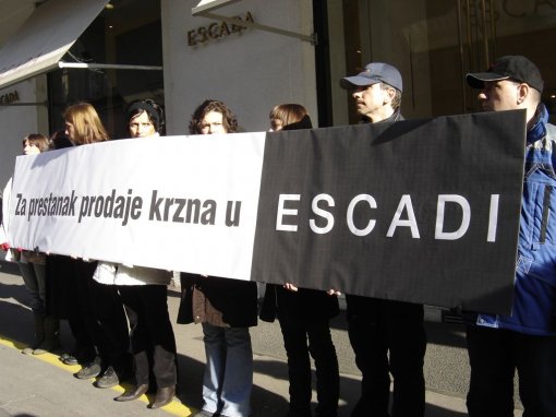 Protest in front of ESCADA 1 [ 112.83 Kb ]